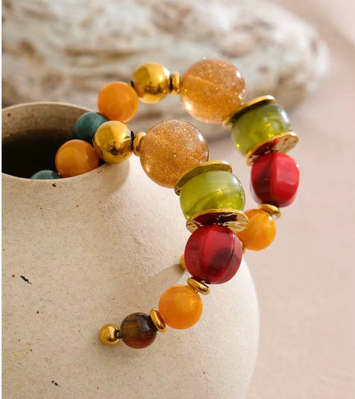 Boucles d’oreilles bohème chic multicolores en résine et perles dorés