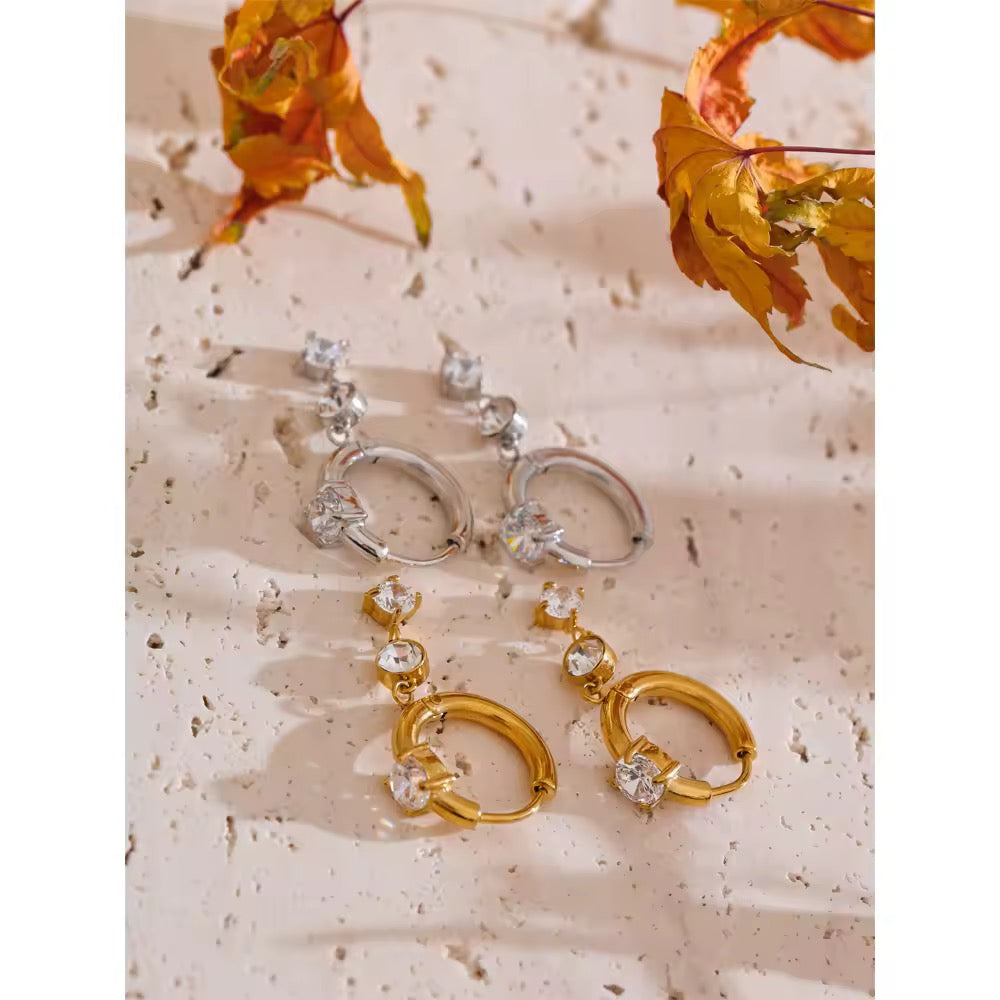 Boucles d’oreilles pendantes strass plaqué or 18k