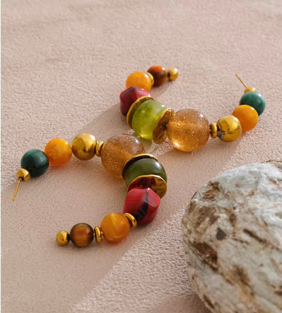 Boucles d’oreilles bohème chic multicolores en résine et perles dorés