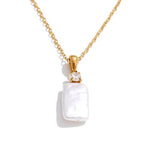 Collier carré avec perle baroque et zirconium