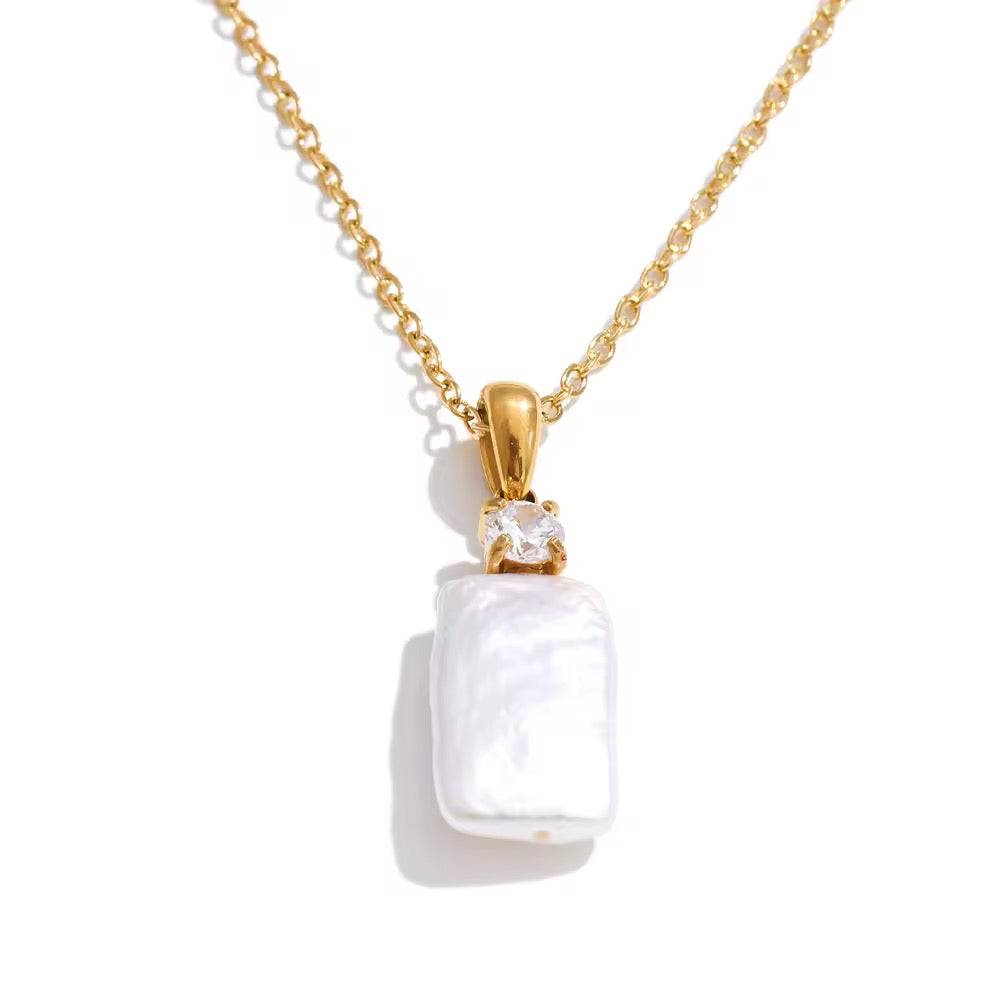 Collier carré avec perle baroque et zirconium