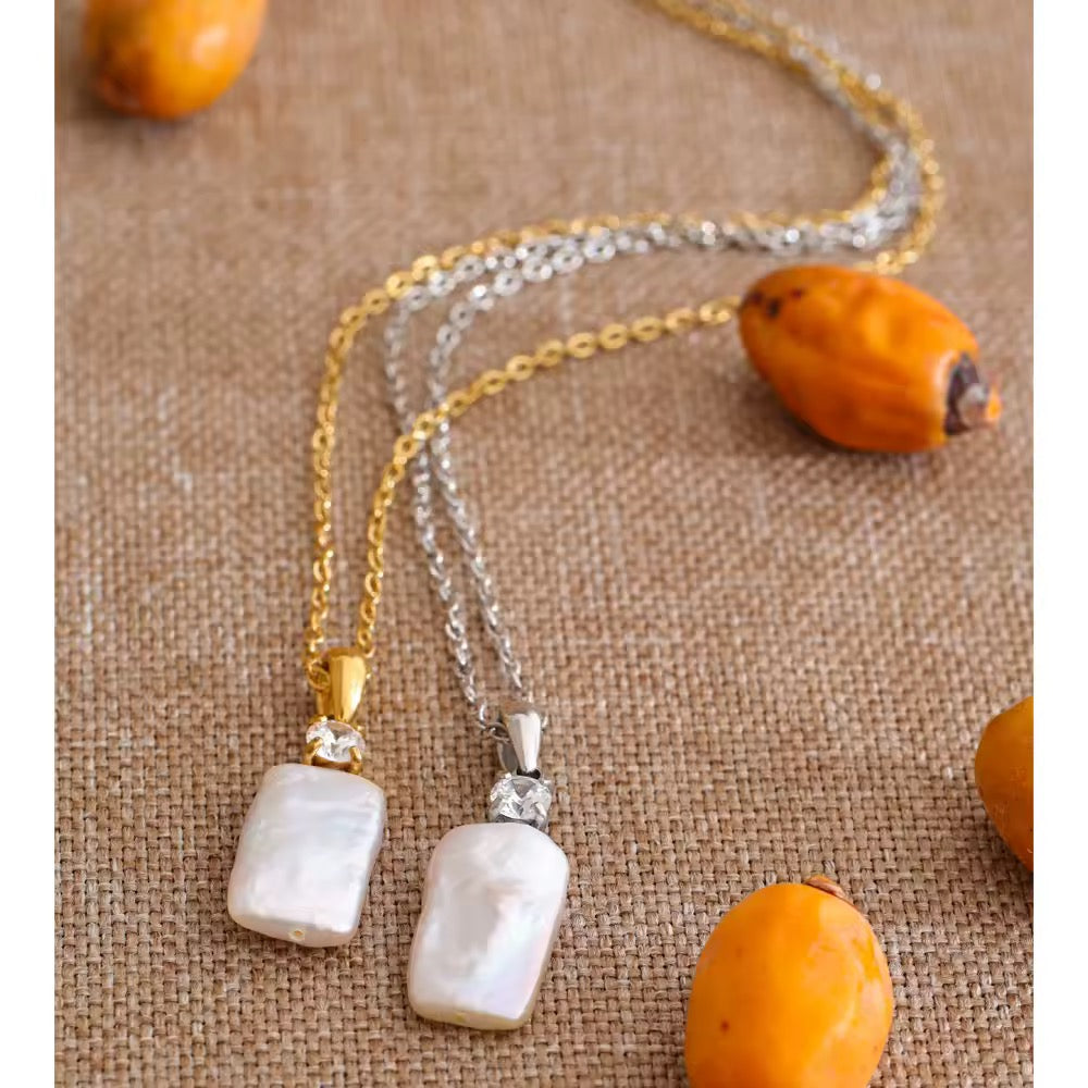 Collier carré avec perle baroque et zirconium