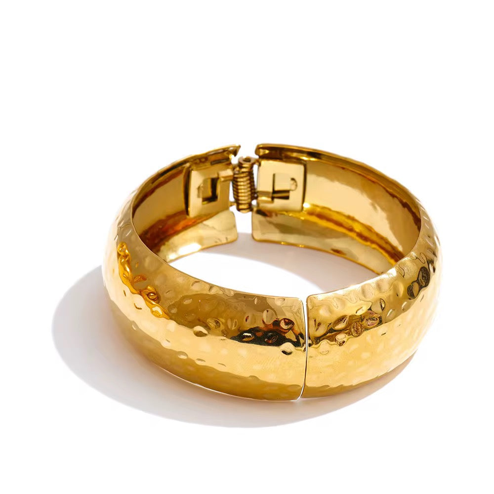 Manchette dorée texturé chic plaqué or 18 ct