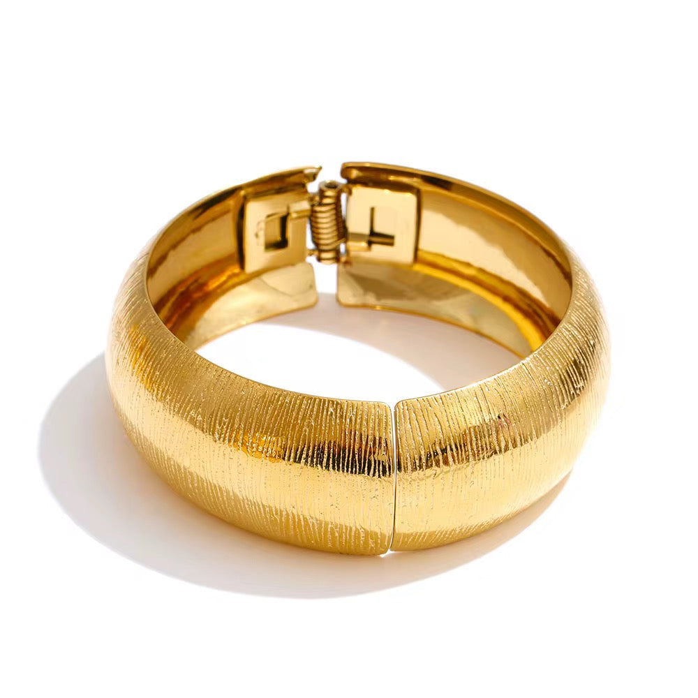 Manchette dorée texturé chic plaqué or 18 ct
