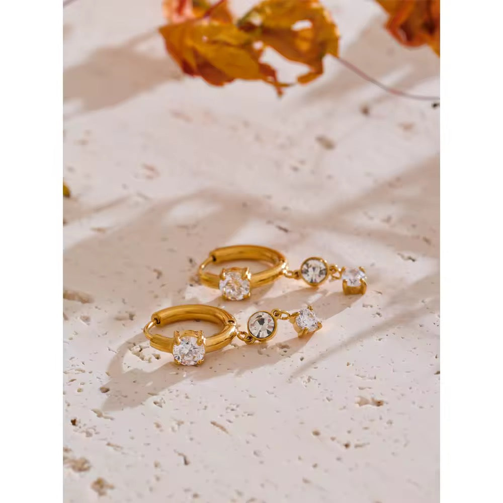 Boucles d’oreilles pendantes strass plaqué or 18k