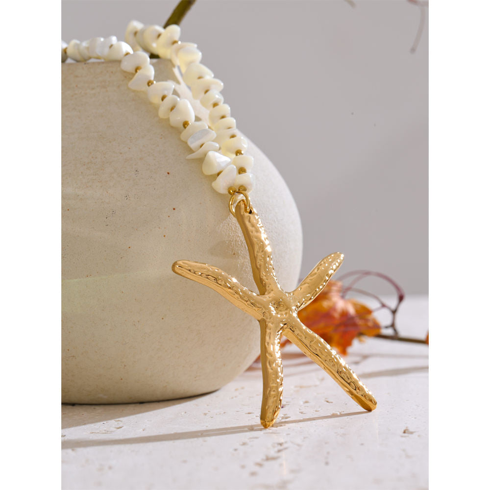 Collier Étoile de Mer Dorée & Pierres Naturelles Blanches