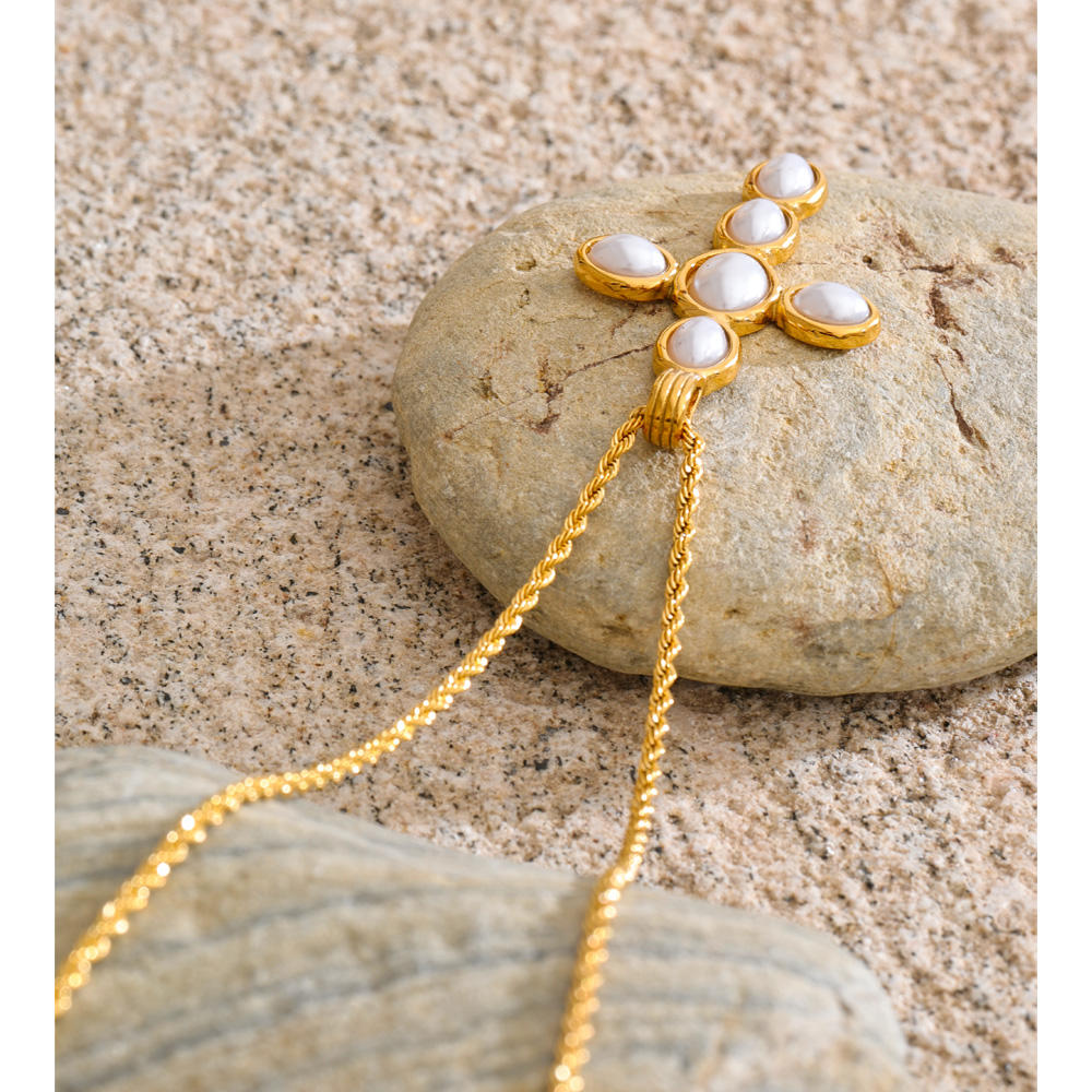 collier croix femme plaqué or perles blanches , chaine torsadé - DayanaBijoux