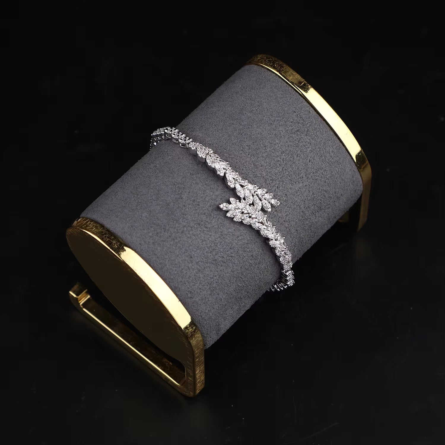 Parure reine Élisabeth diamants zircon platine