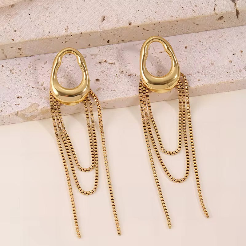 Boucles pendantes sculpturale dorée