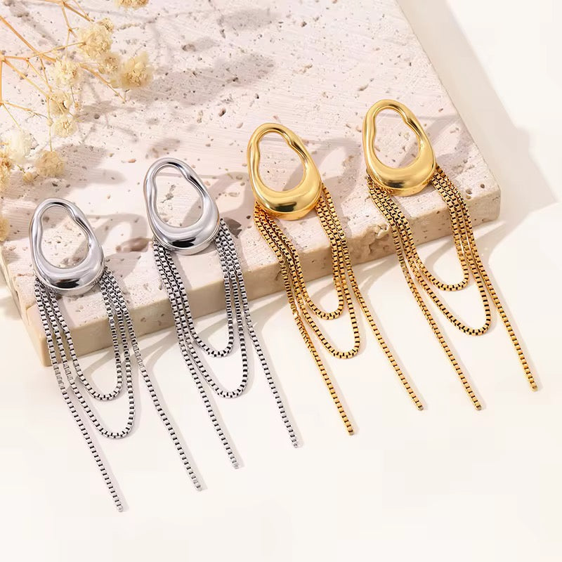Boucles pendantes sculpturale dorée