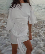 Robe blanche courte avec détails à sequins