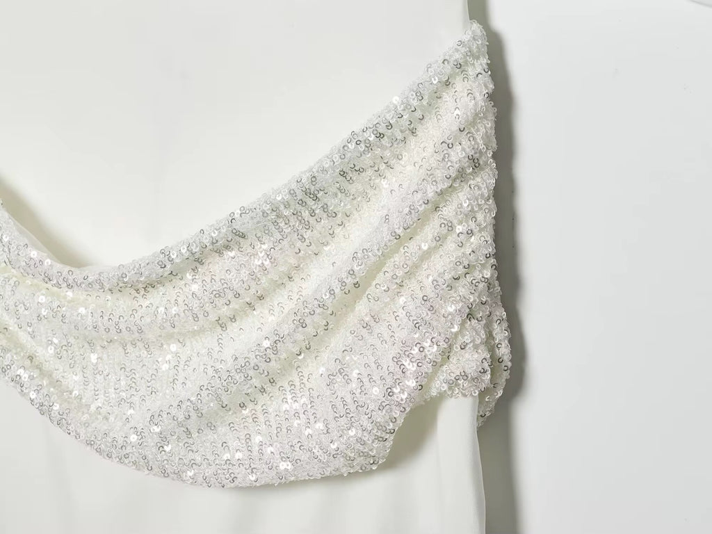 Robe blanche courte avec détails à sequins