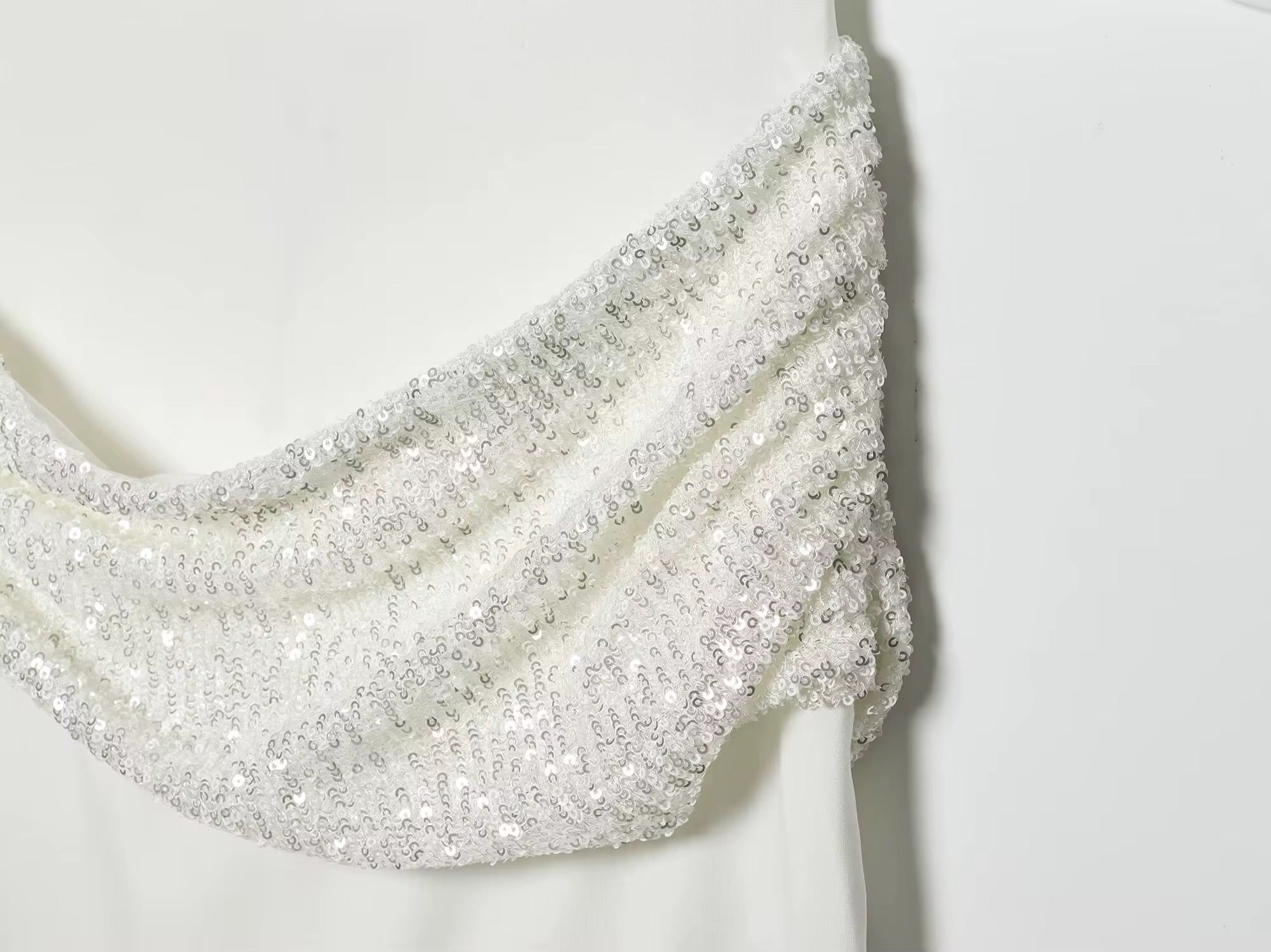 Robe blanche courte avec détails à sequins