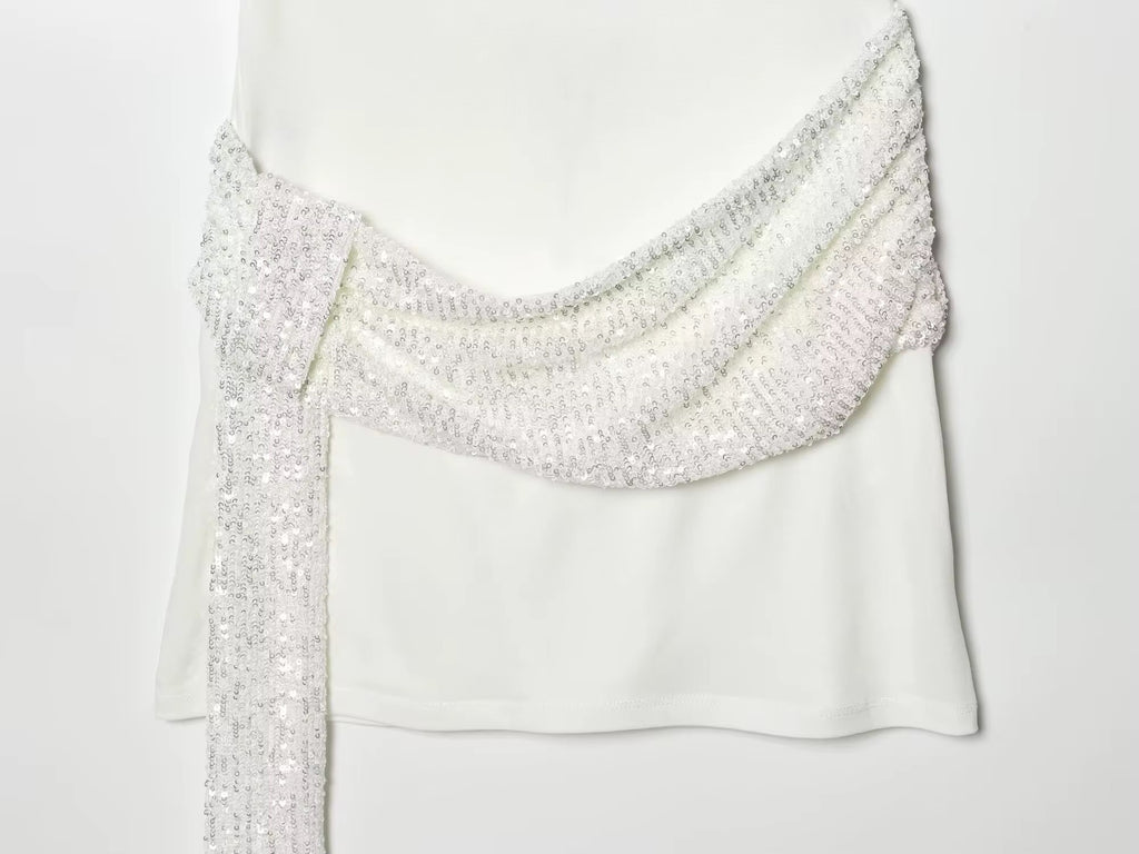 Robe blanche courte avec détails à sequins