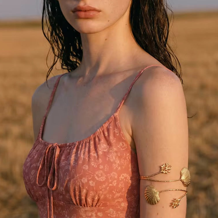 Bracelet de bras coquillage doré – Bijou de bras femme ajustable | Dayana Bijoux